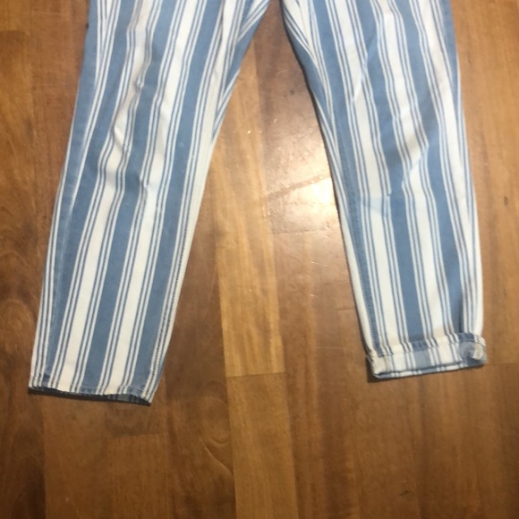 Blue and white American Eagle skinny jeans. - Picture 2 of 4